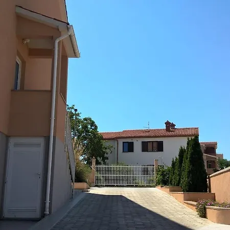 Apartamento With A Parking Space - 11288 Pula